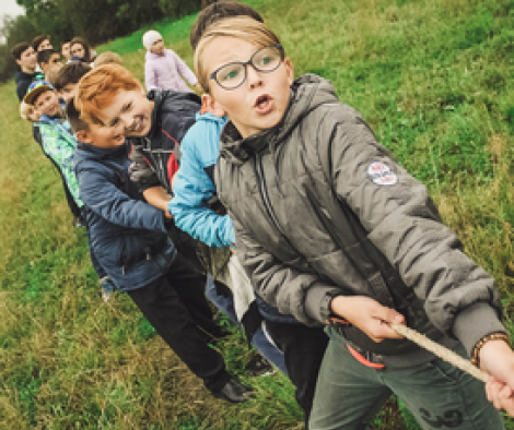 Kinder beim Tauziehen